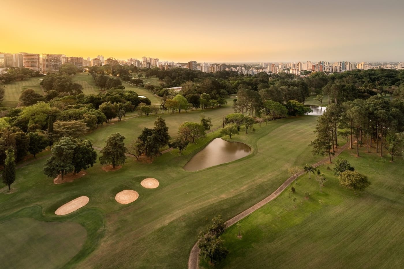 Vue aérienne du parcours de golf du Porto Alegre Country Club depuis le site de The Almer Porto Alegre au coucher du soleil