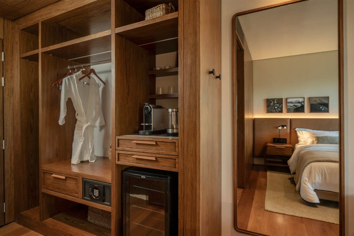 Dressing en bois de The Almer Porto Alegre avec peignoir, machine à café et minibar
