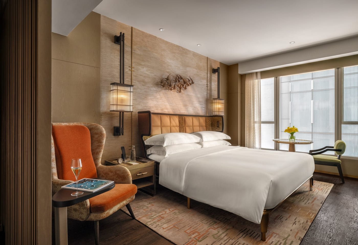 Chambre L450 de 42 m² avec fauteuil orange et lit king size à l'hôtel Mandarin Oriental The Landmark, Hong Kong