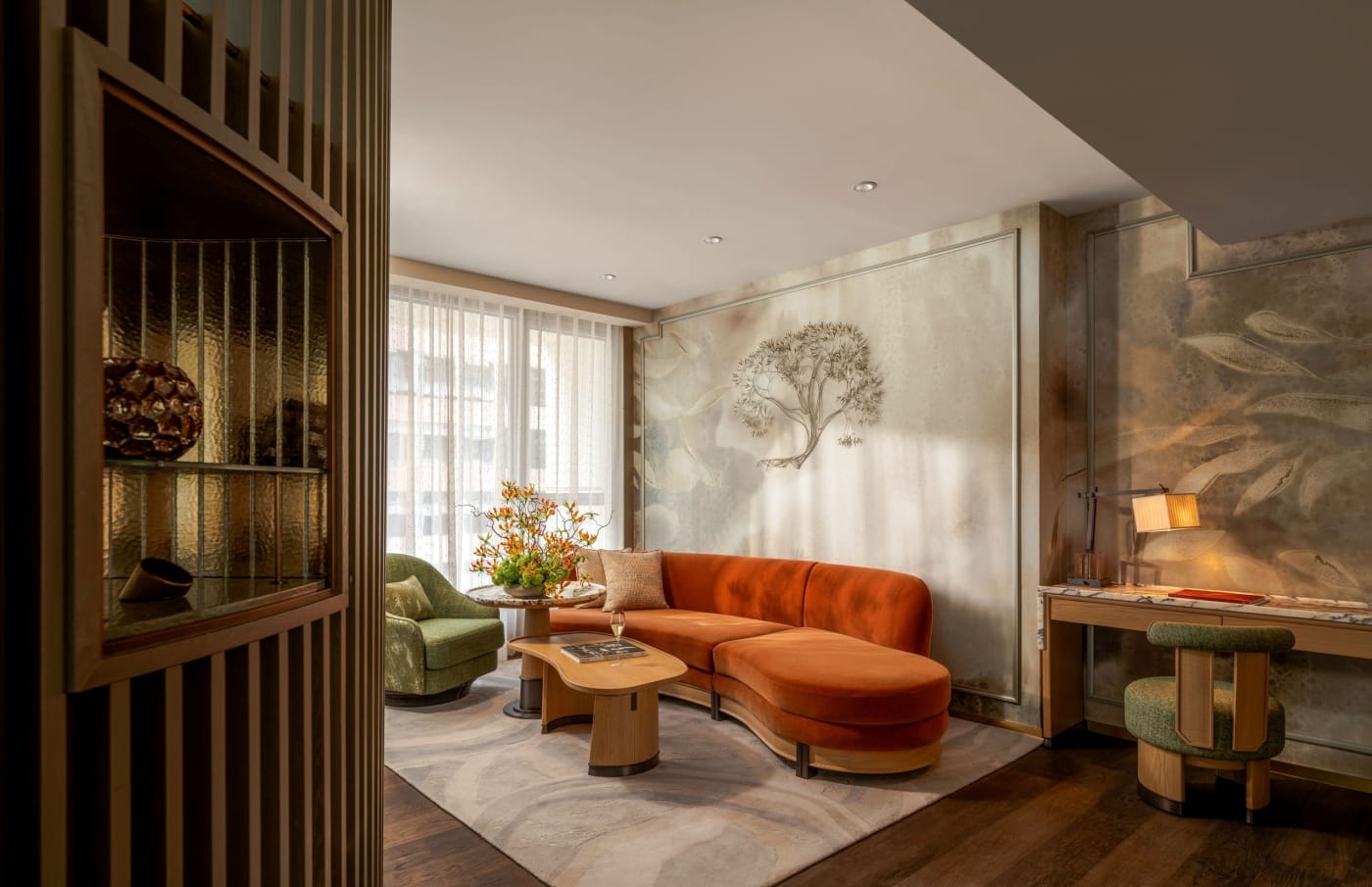Salon d'une L600 Junior Suite de 56 m² avec canapé orange et panneaux de soie peints à la main au Mandarin Oriental The Landmark, Hong Kong