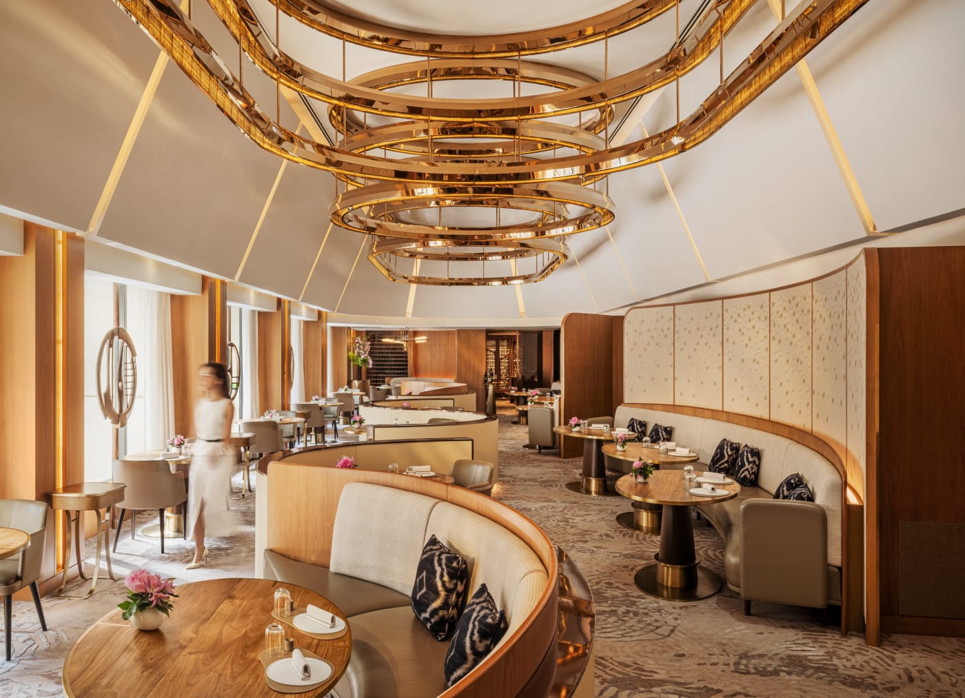 Salle du restaurant Amber, trois étoiles Michelin, au septième étage de l'hôtel Mandarin Oriental The Landmark à Hong Kong