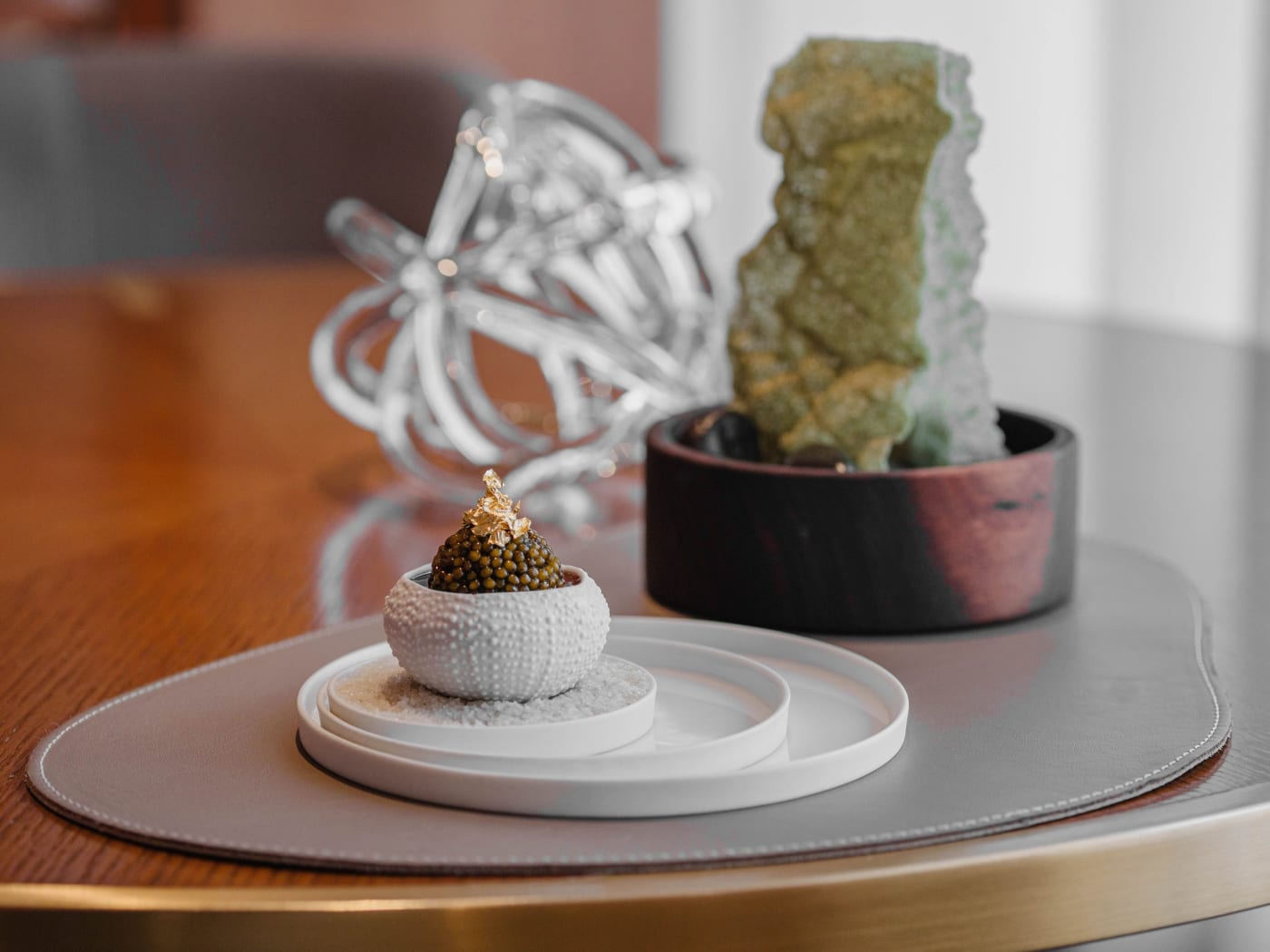 Plat signature au caviar servi dans un oursin de porcelaine au restaurant Amber du Mandarin Oriental The Landmark, Hong Kong