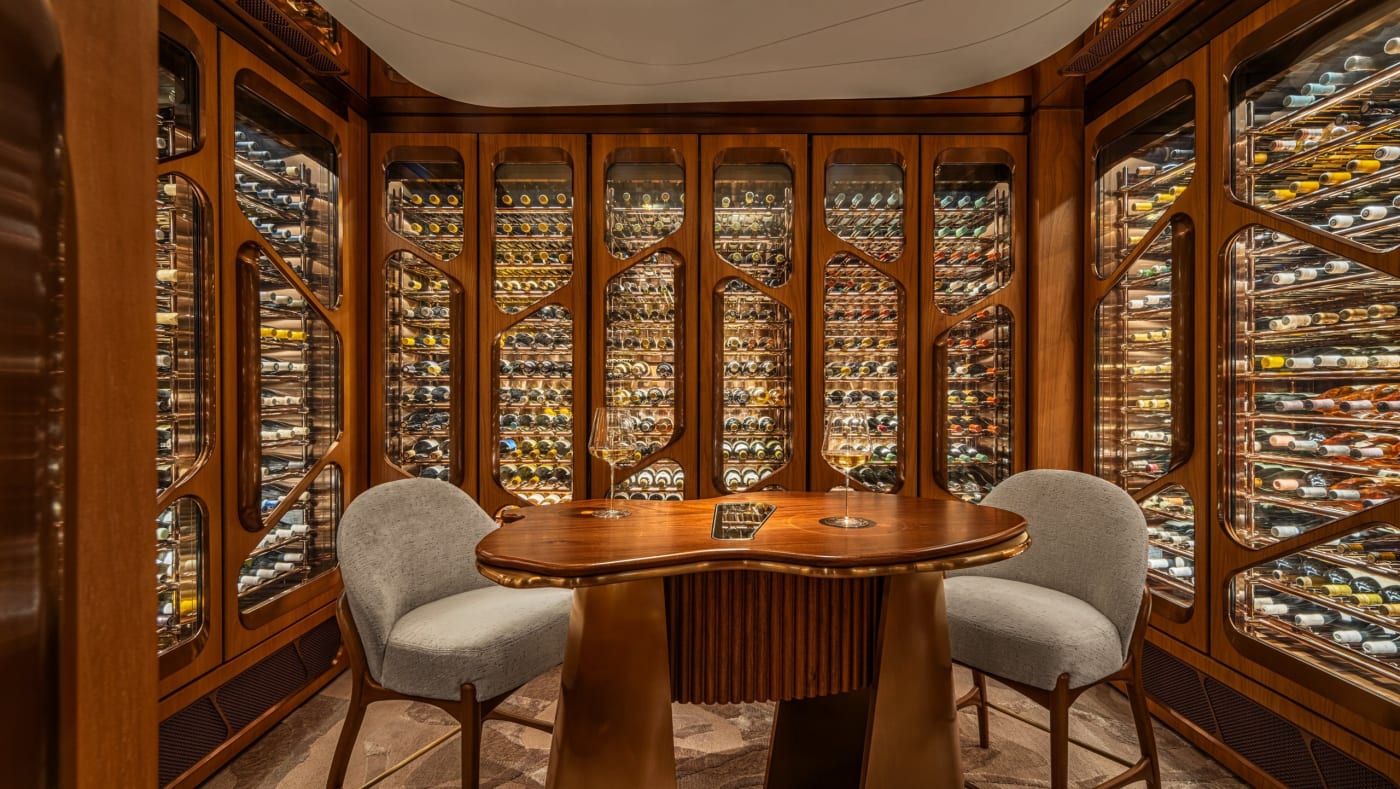 Table pour deux dans la cave à vin du restaurant Amber au Mandarin Oriental The Landmark, Hong Kong