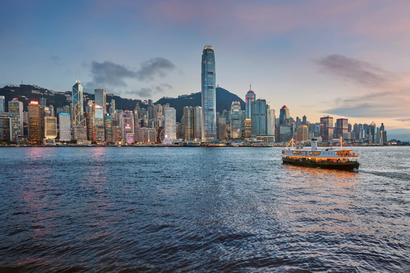 Baie Victoria et gratte-ciel de Central au crépuscule avec un Star Ferry, Hong Kong