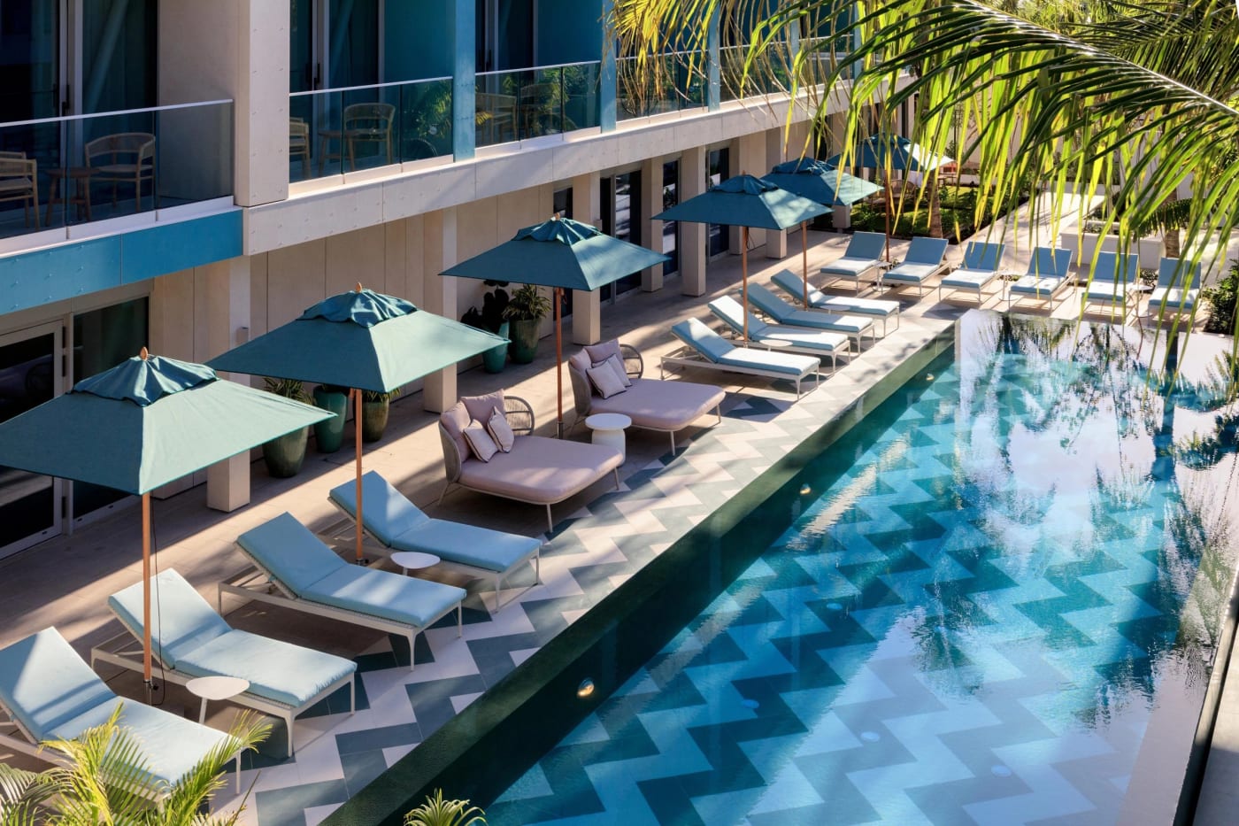 La piscine bordée de transats et de parasols de l'hôtel Hotel Indigo Turks & Caicos Grace Bay, à Providenciales