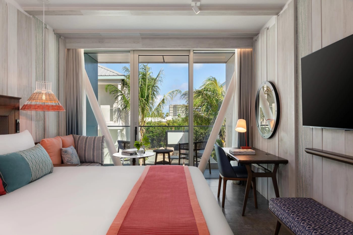 Une chambre lumineuse aux tons clairs ouverte sur le jardin au Hotel Indigo Turks & Caicos Grace Bay