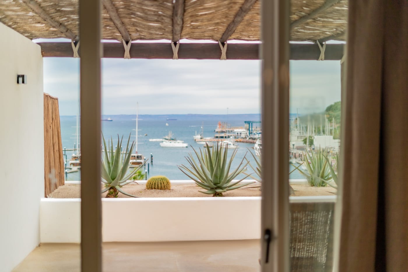 La vue sur la marina et la mer de Cortés depuis une terrasse du Hotel Indigo La Paz Puerta Cortés, au Mexique