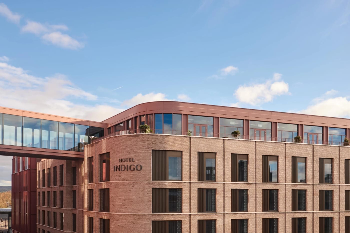 La façade en brique et l'enseigne du Hotel Indigo Gloucester · The Forum, dans le centre de Gloucester