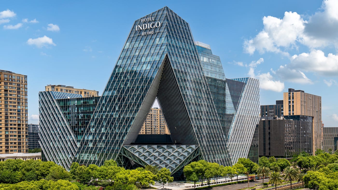 La tour de verre aux lignes triangulaires du Hotel Indigo Ningbo, dans le quartier d'Eastern New Town à Ningbo