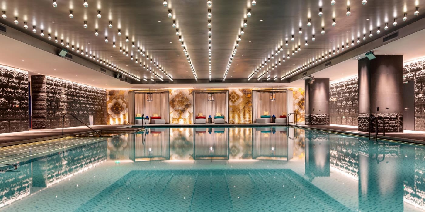 La piscine intérieure sous un plafond constellé de lumières du Hotel Indigo Ningbo