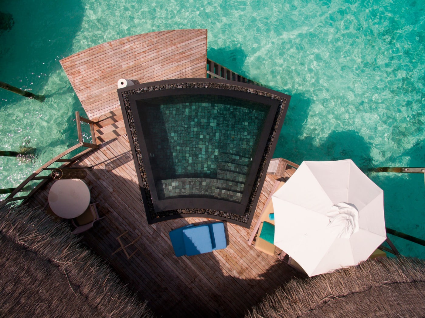 Vista cenital de una villa sobre pilotes con piscina privada en el Constance Halaveli Maldives