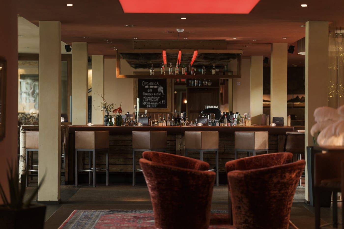 Le bar du MOHR life resort de Lermoos et ses fauteuils club