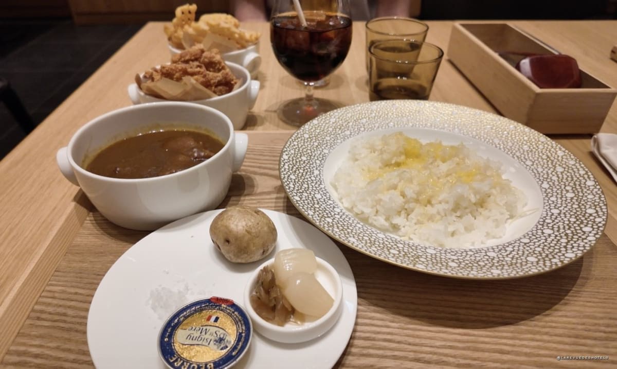 Le curry du dîner et ses accompagnements