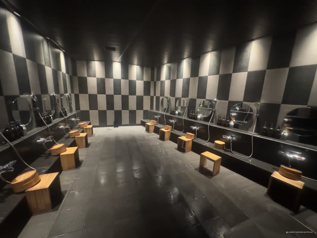 La salle de lavage au damier graphite de l'onsen