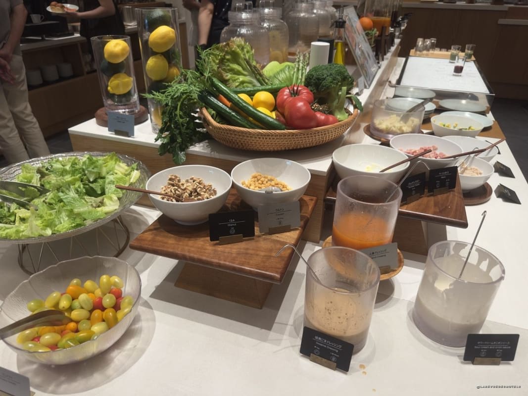 Le buffet de légumes frais du petit-déjeuner