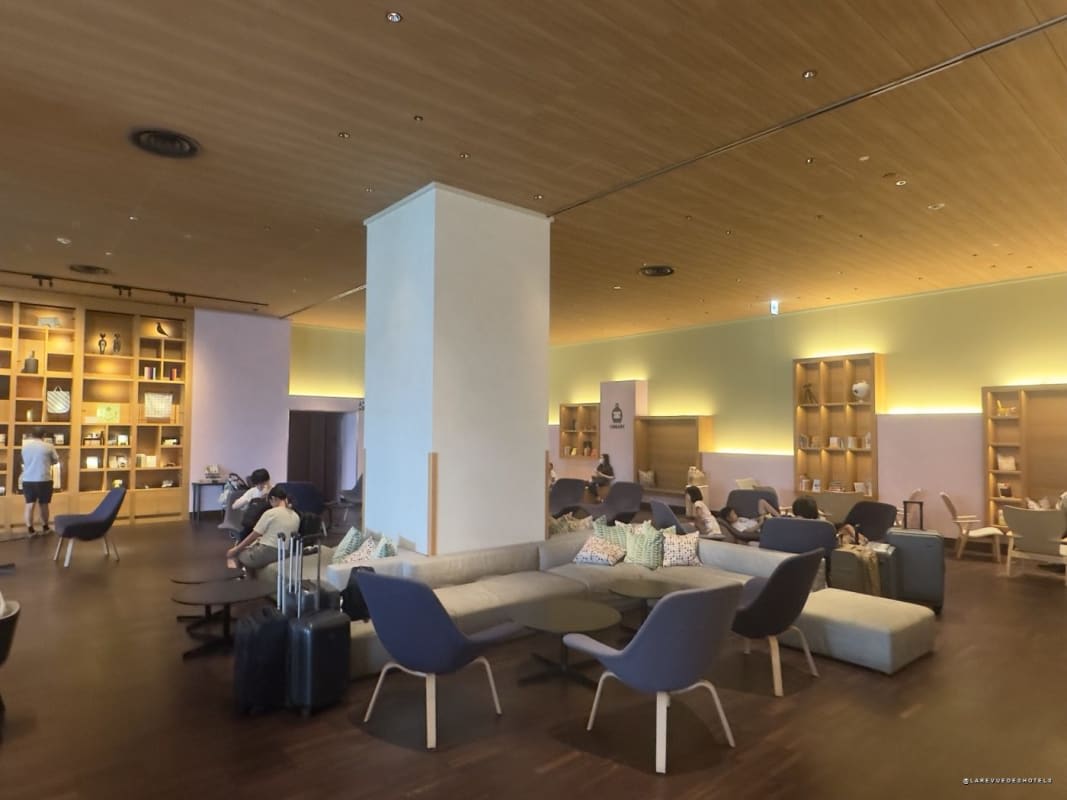 Les salons du lobby de l'OMO7 Osaka, baignés de lumière