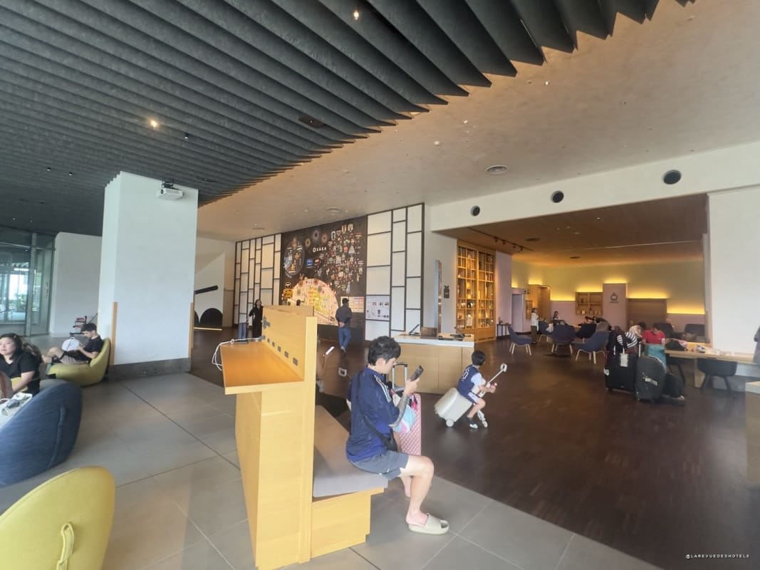 Le lobby de l'OMO7 Osaka, plafond de lattes et fresque murale