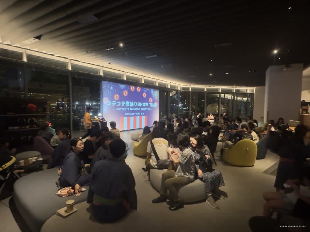 Le lobby plein pour la soirée bon-odori, clients en yukata