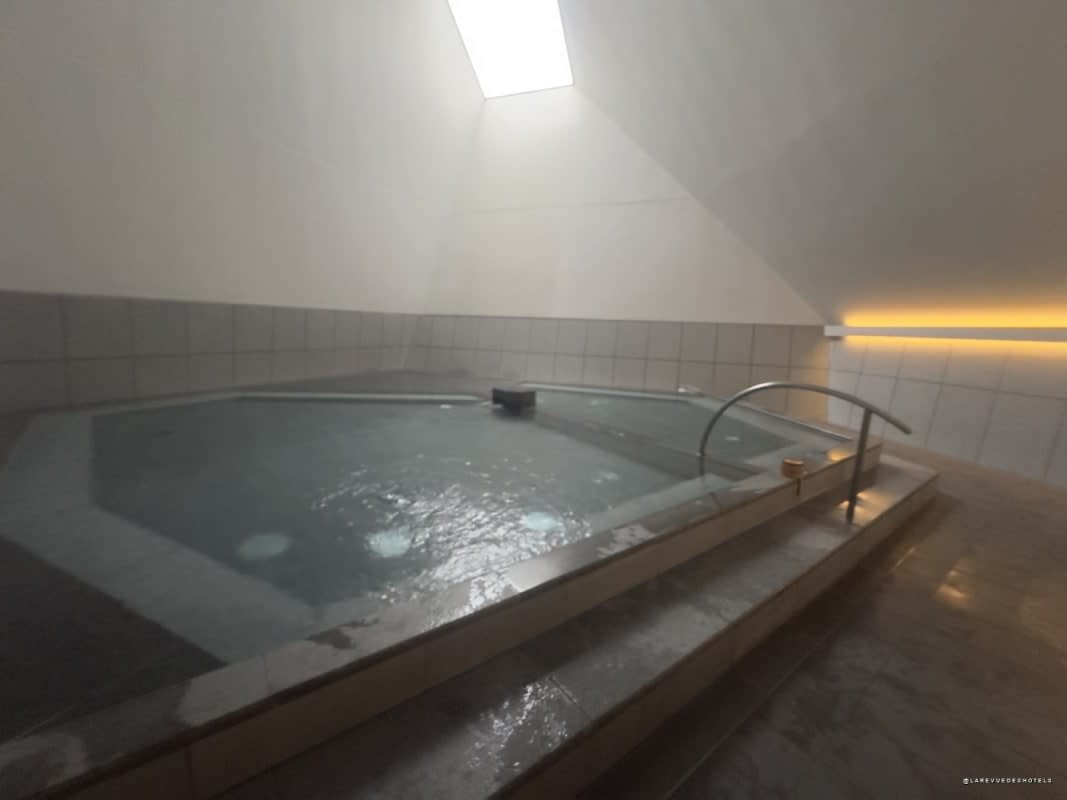 Le bassin de l'onsen sous son puits de lumière