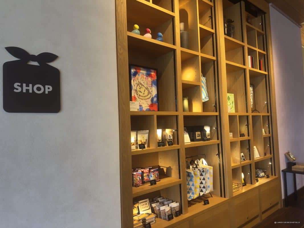 La boutique OMO et ses étagères d'artisanat local