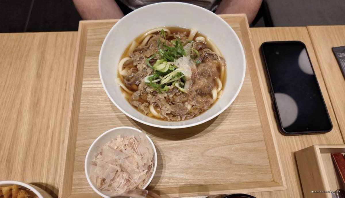 Les udon au bœuf servis sur plateau de bois