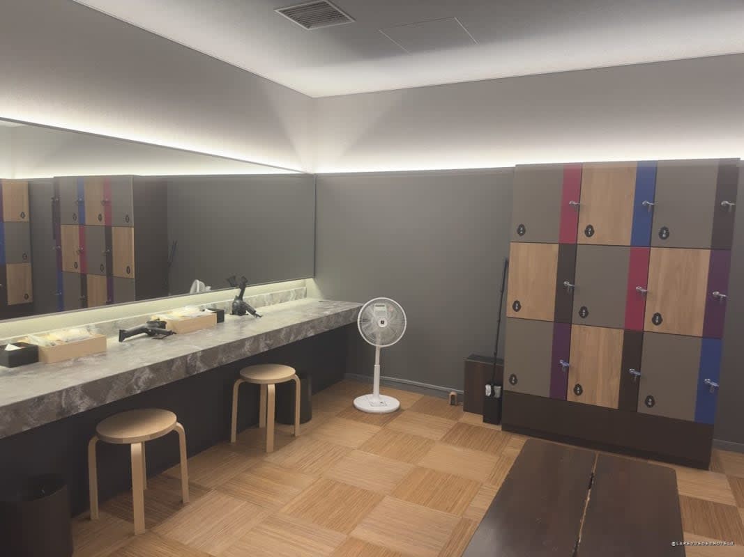 Les vestiaires spacieux aux casiers colorés