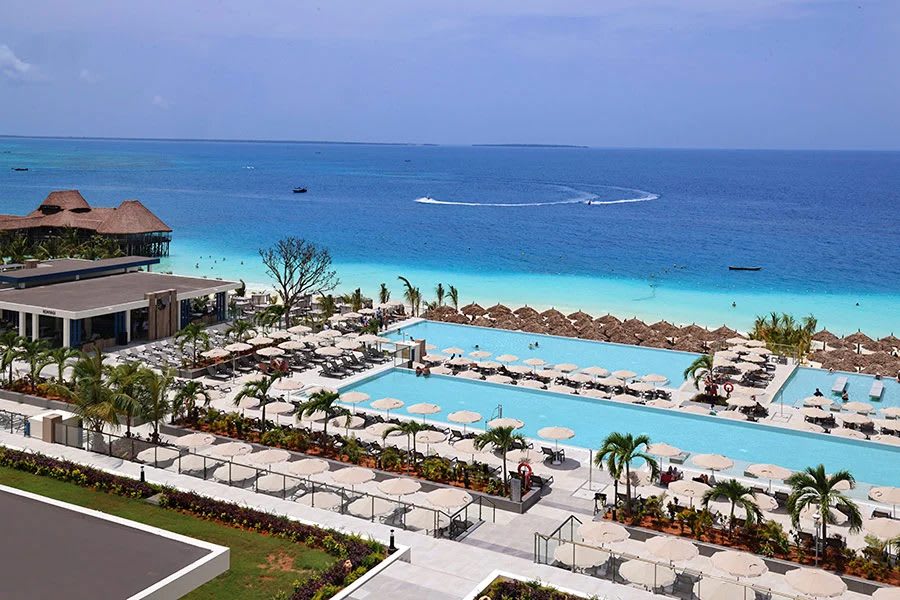 Piscine du resort de luxe Riu Palace Swahili à Zanzibar