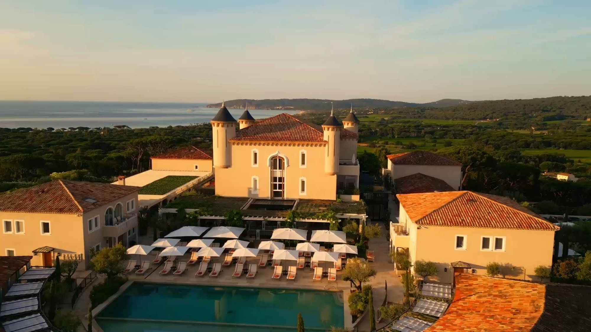 Le Château de La Messardière domine la baie de Saint-Tropez, décor du White Lotus du Cap