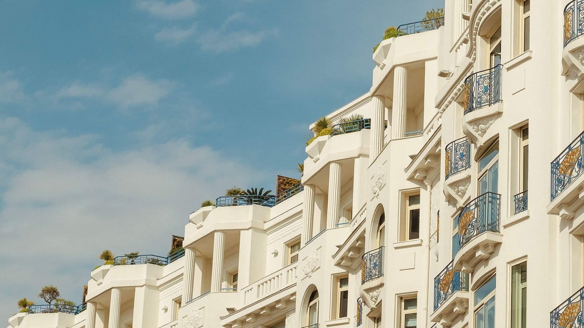 La façade Art déco de l'Hôtel Martinez sur la Croisette à Cannes, décor du White Lotus Cannes