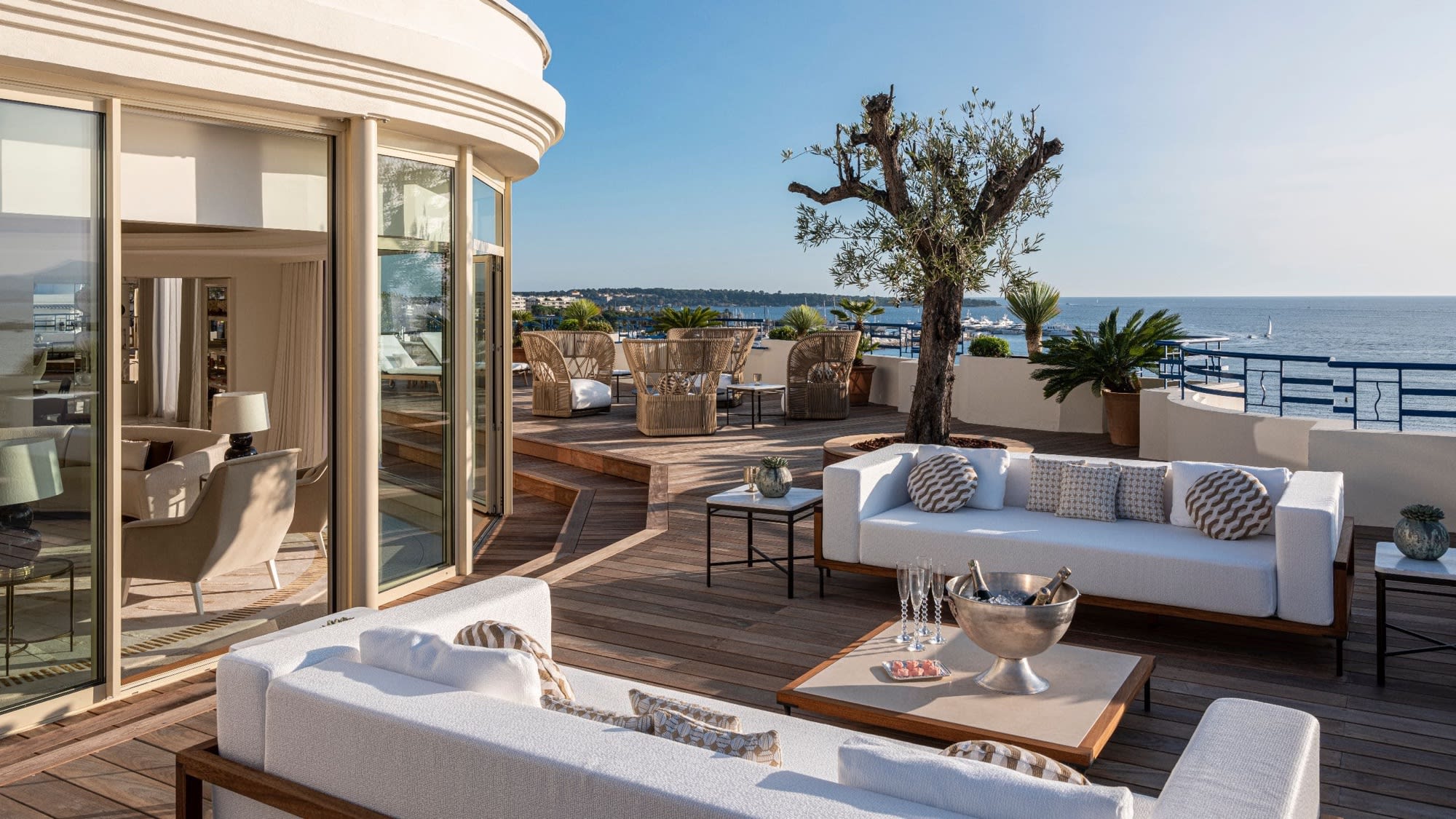 La terrasse de la suite Penthouse de l'Hôtel Martinez surplombant la baie de Cannes