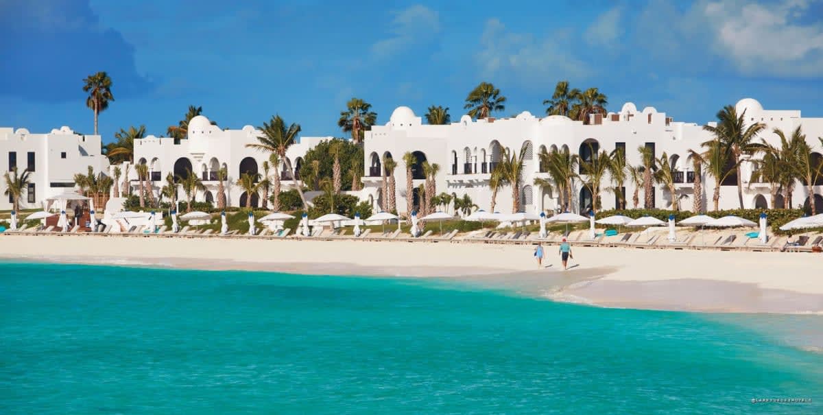 Architecture mauresque blanche et lagon turquoise du Cap Juluca A Belmond Hotel &agrave; Anguilla
