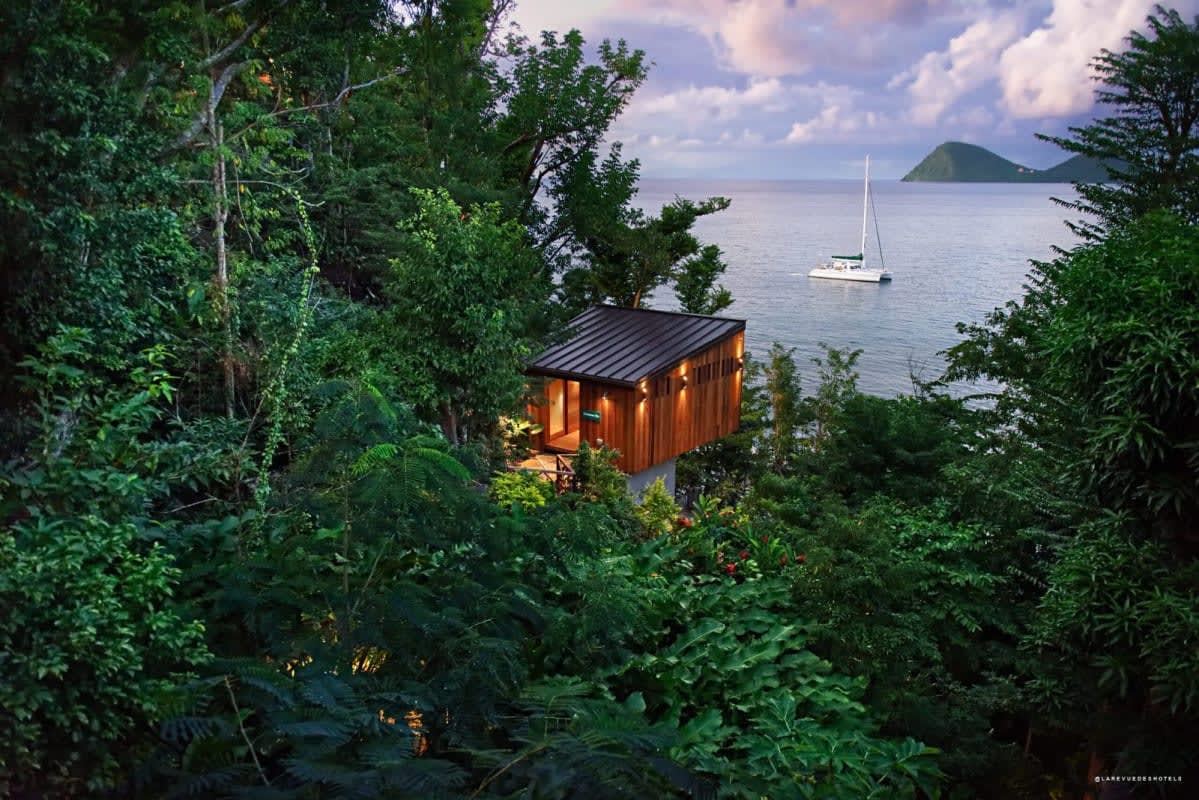 Villa design perch&eacute;e dans la jungle et falaises volcaniques du Secret Bay en Dominique