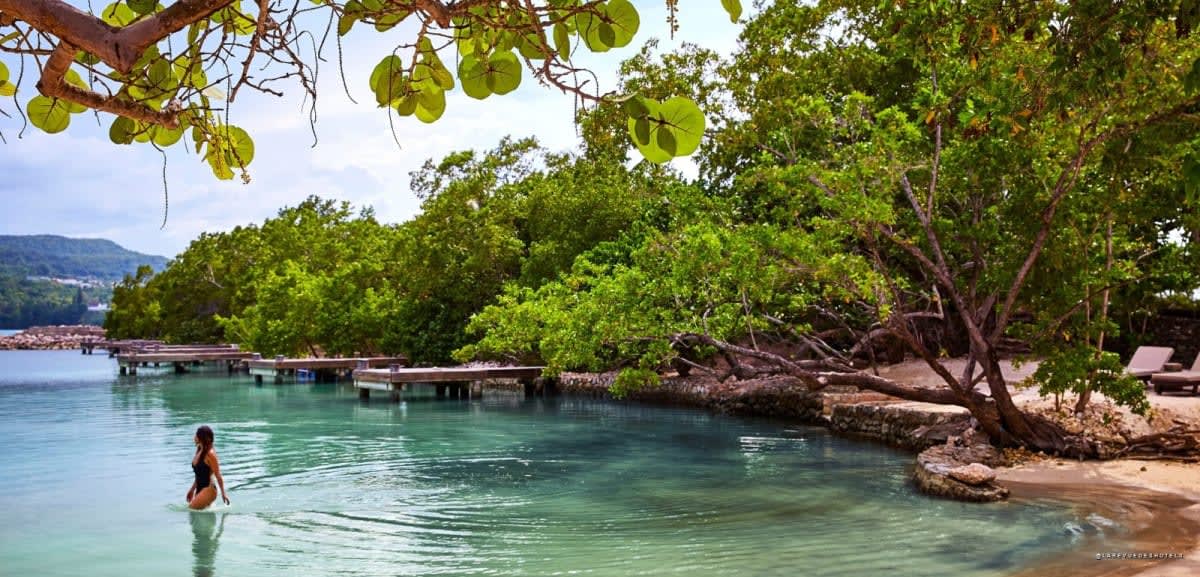Lagon et plage priv&eacute;e du GoldenEye en Jama&iuml;que, ancienne propri&eacute;t&eacute; d&rsquo;Ian Fleming