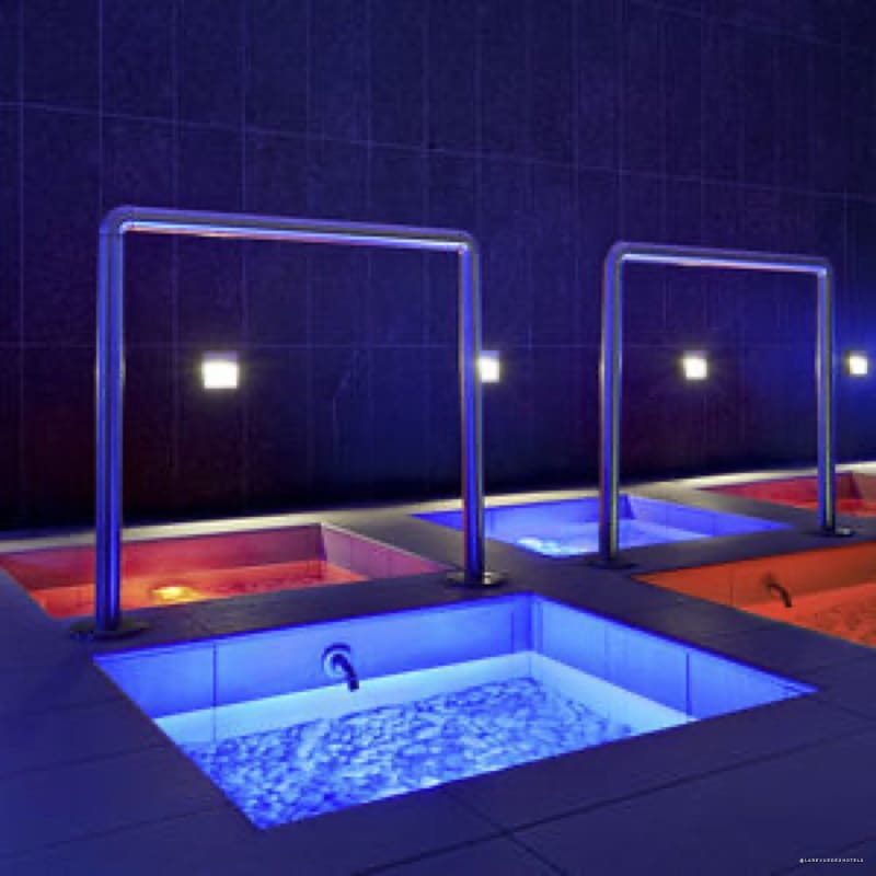 Parcours Kneipp du spa avec bassins chaud et froid en éclairage bleu et rouge