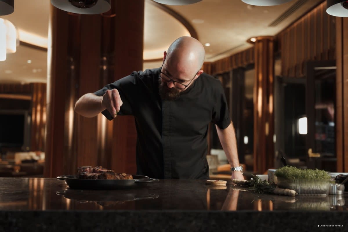 Chef dressant une assiette dans les cuisines du Beldersoy Resort