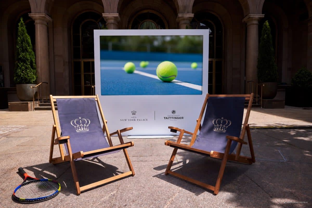 L'installation de l'US Open dans la cour du Lotte New York Palace, écran géant et transats