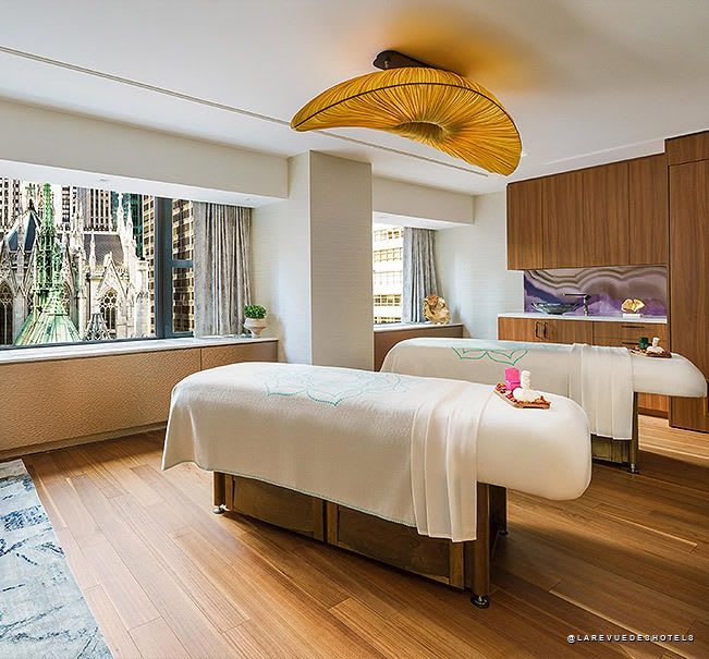 Une cabine du spa du Lotte New York Palace avec vue sur la cathédrale Saint-Patrick
