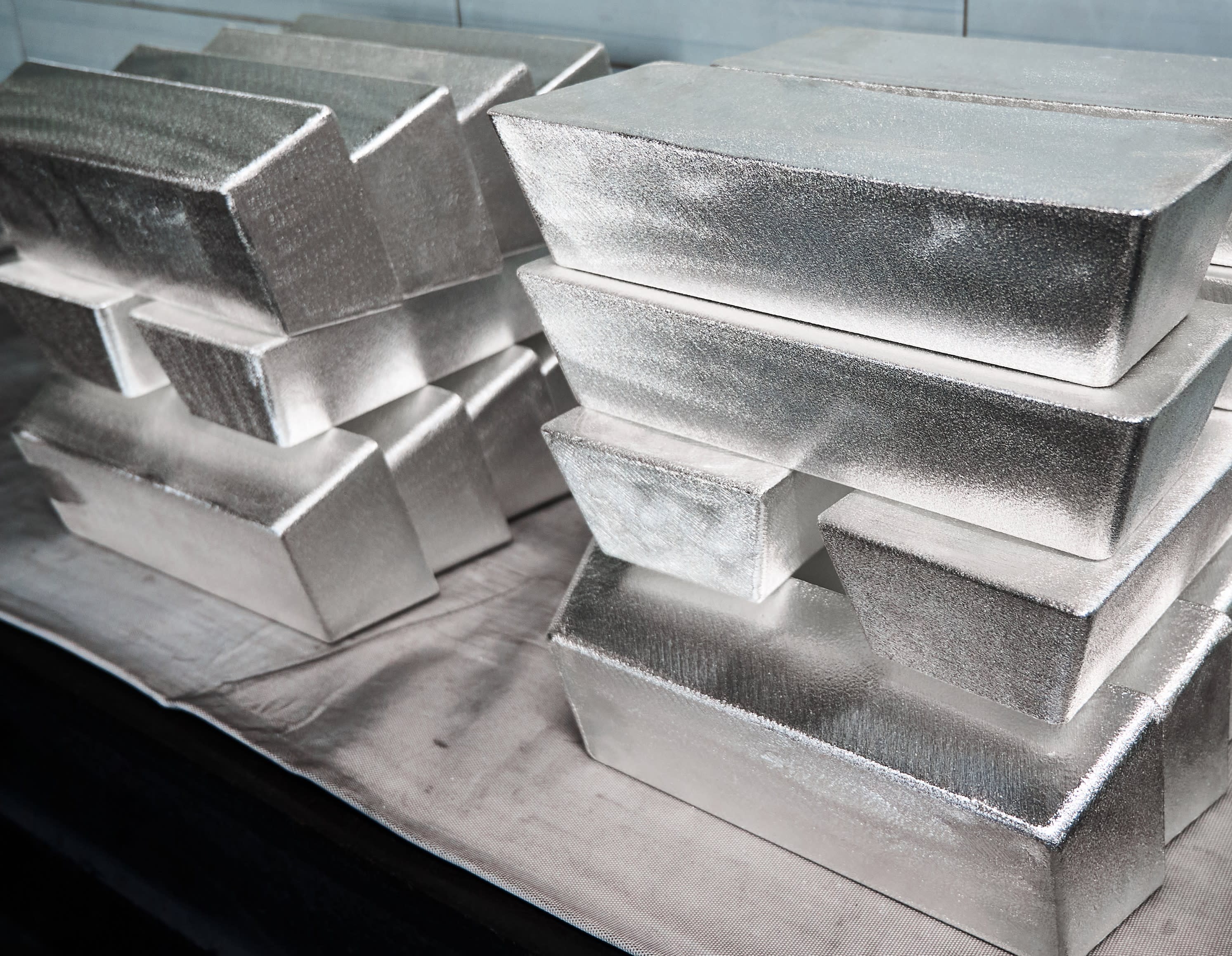 Example of the aluminum alloy billet slabs, one of the many aluminum products KM Aluminum Co., Ltd. manufactures.