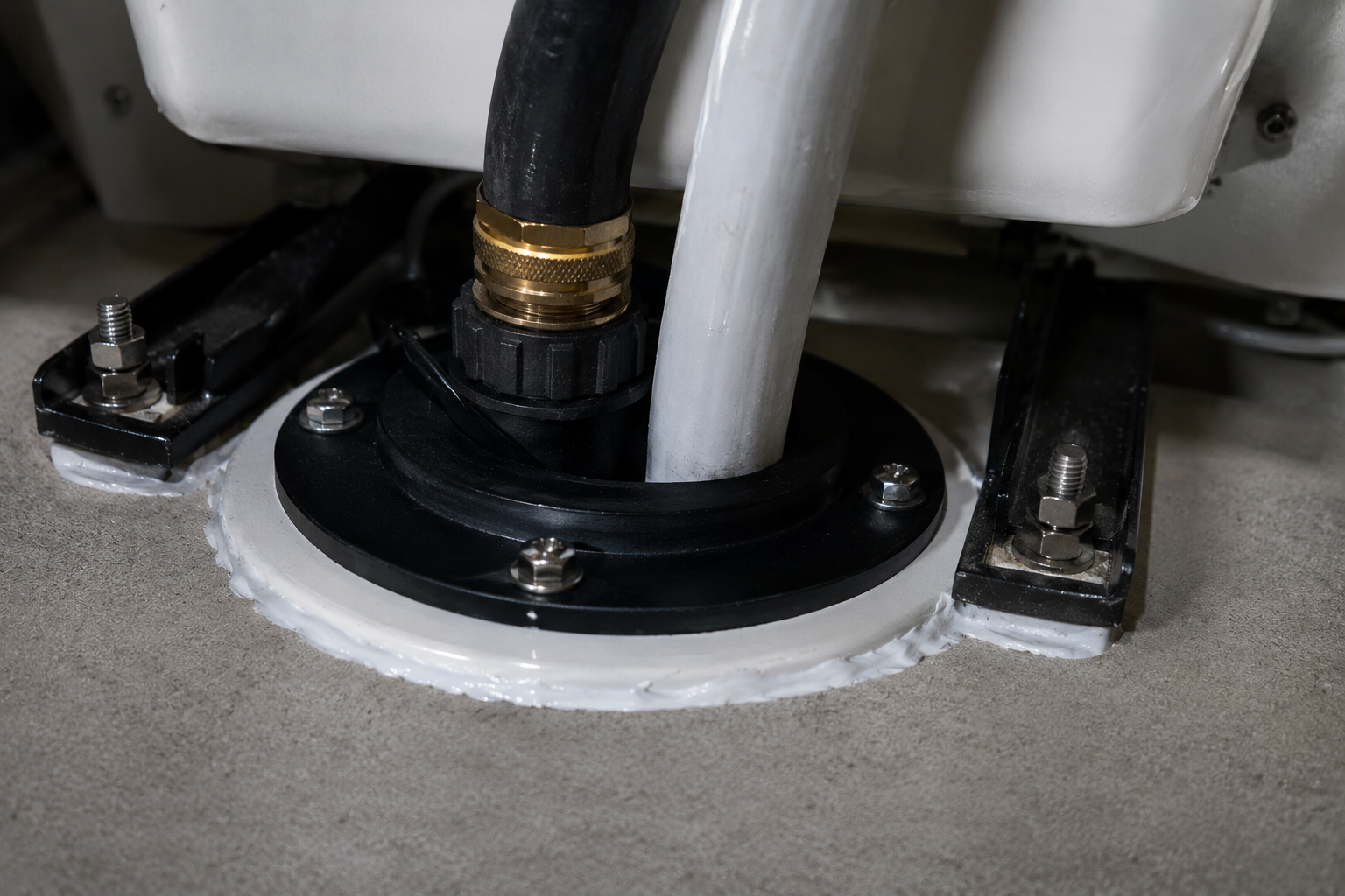 Bait tank bolted to a removable deck hatch with quick-disconnect plumbing