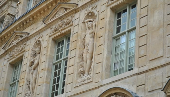 Cortile interno dell'H&ocirc;tel de Sully nel Marais a Parigi