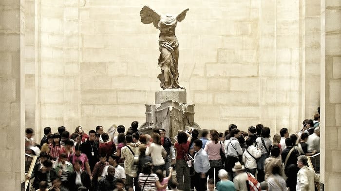 Nike di Samotracia Louvre Parigi scultura greca vittoria ali vento