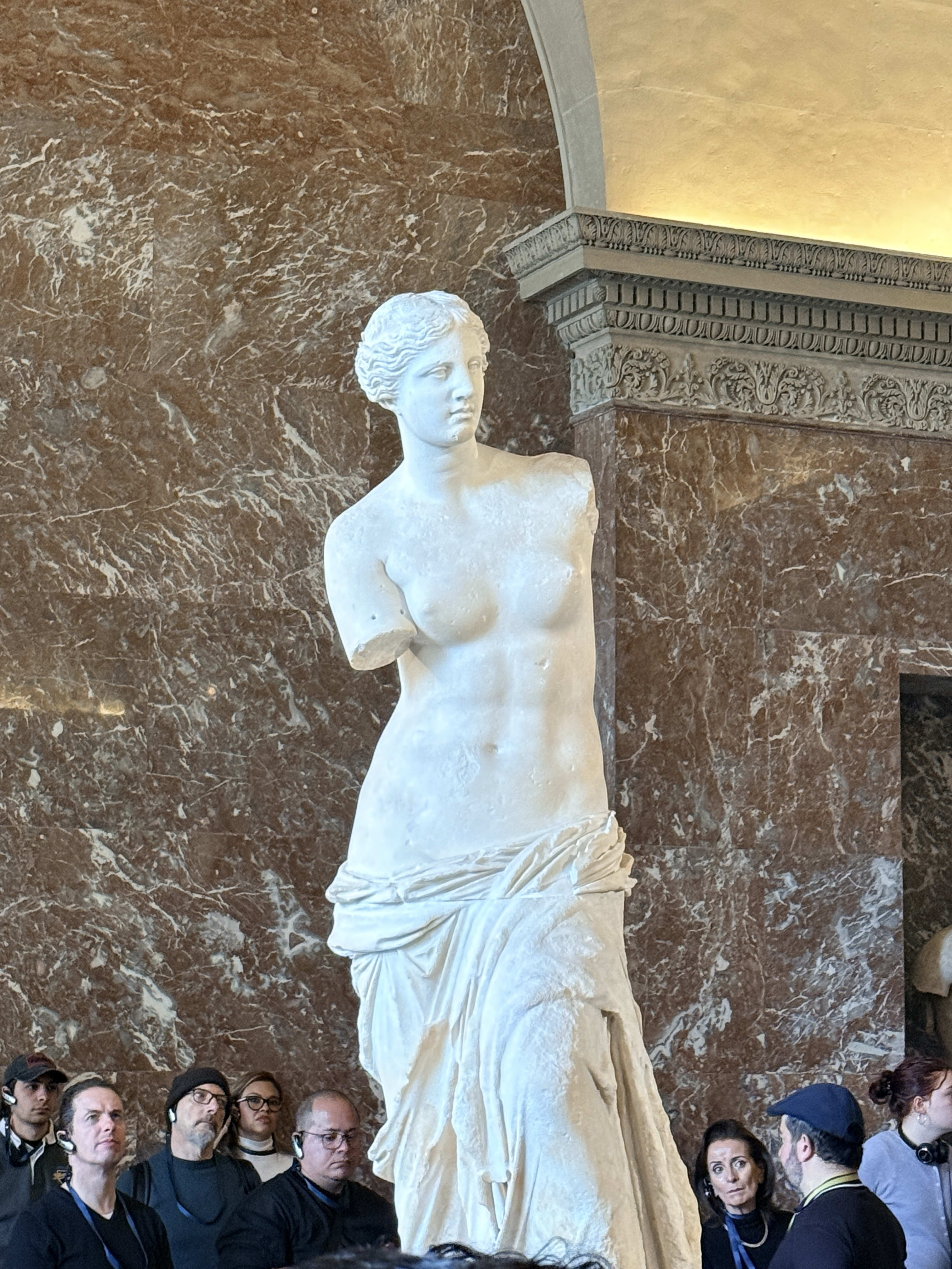 Venere di Milo scultura greca Louvre Parigi corpo sinuoso
