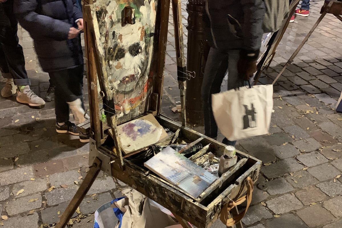 Place du Tertre Montmartre pittori cavalletto Parigi mattina