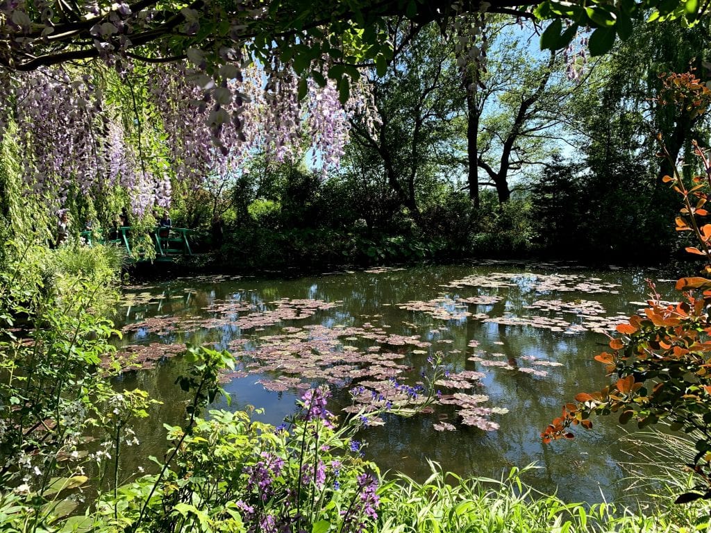 stagno ninfee claude monet giverny laghetto artificiale ponte giapponese