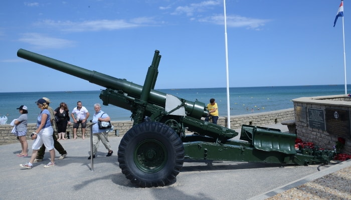 Cannone tedesco ancora in posizione a Longue-sur-Mer, Normandia — batteria del D-Day