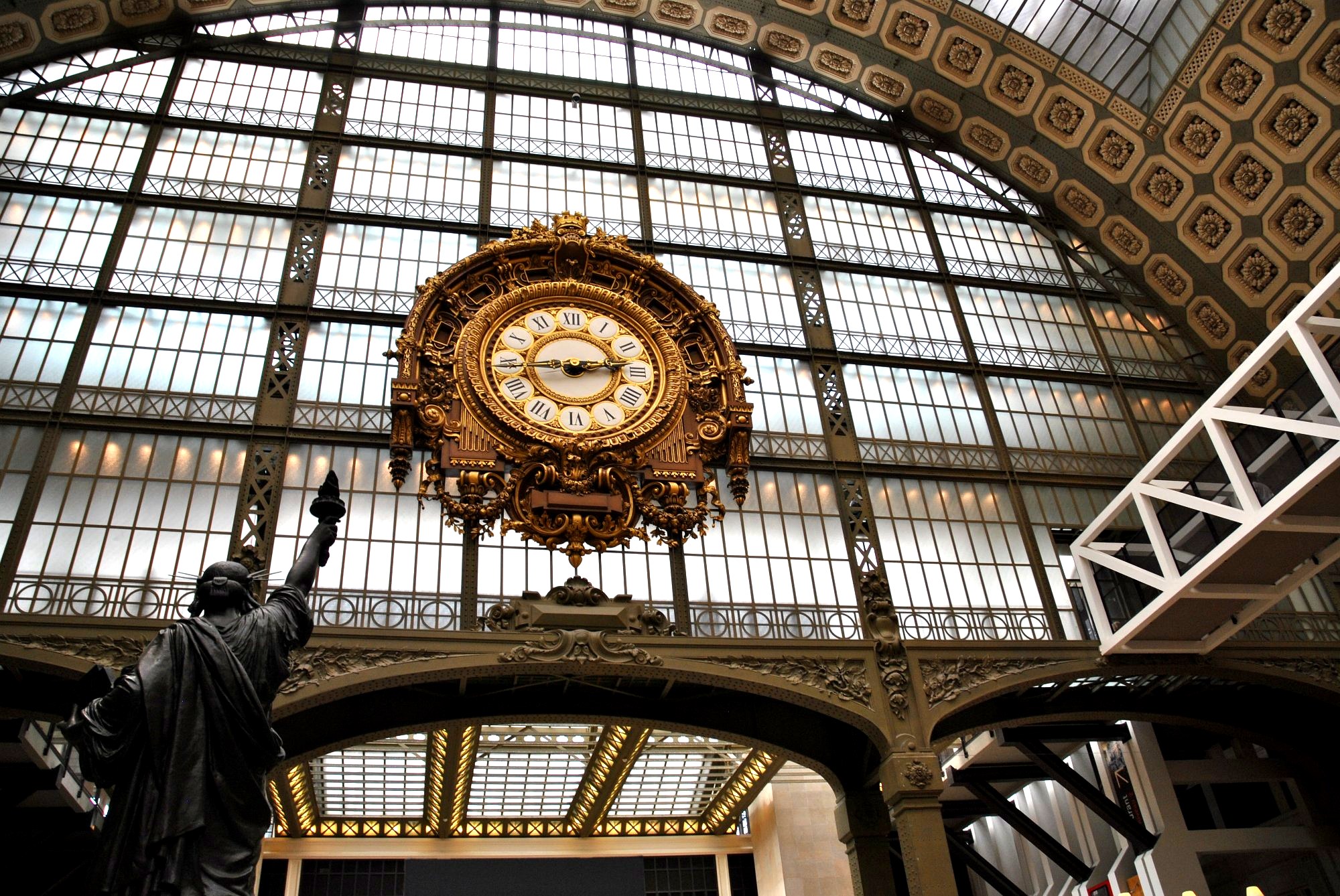 orologio interno museo d'orsay vista sulla senna e sul louvre parigi