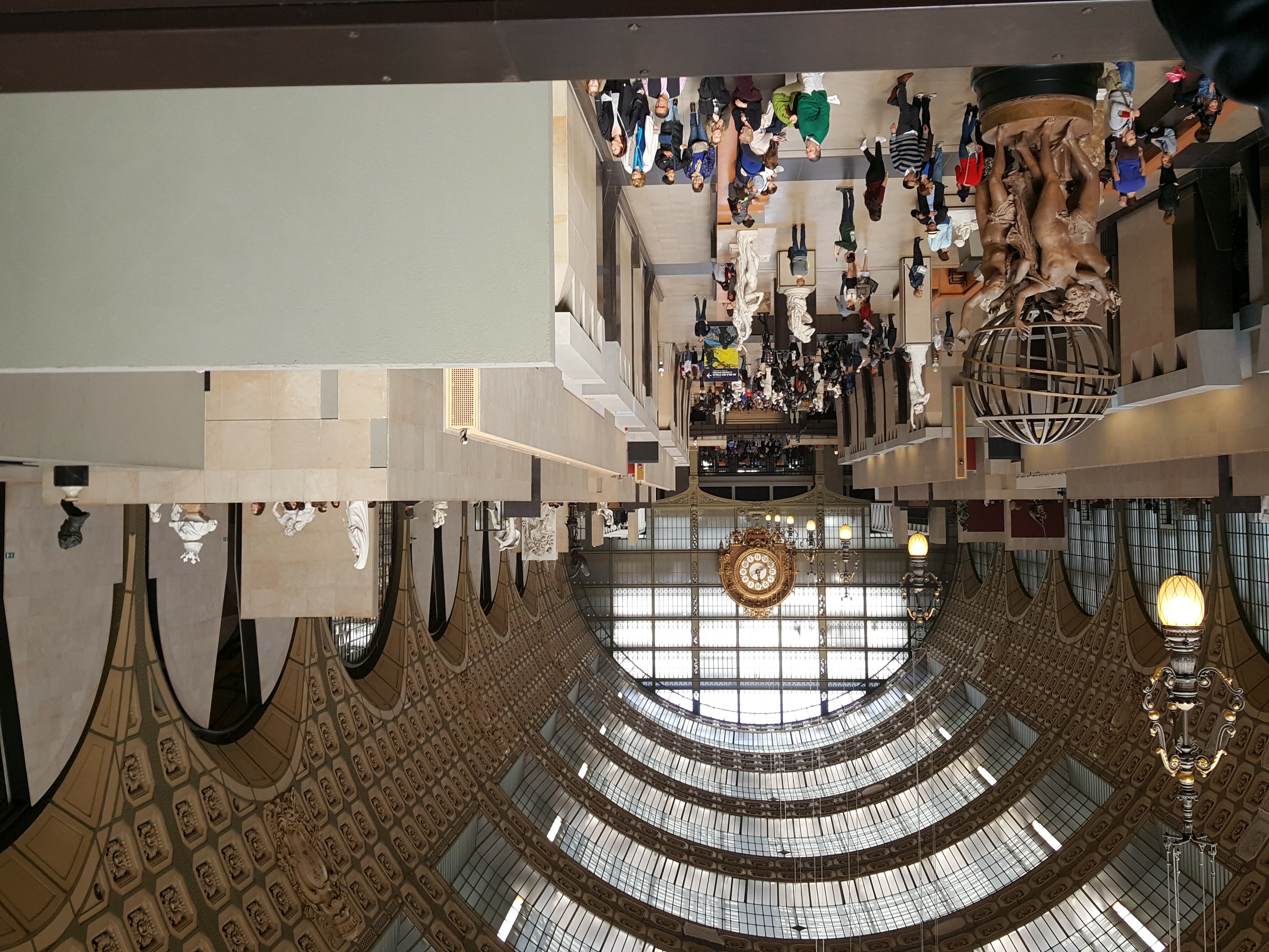 navata centrale museo d'orsay sculture visitatori parigi