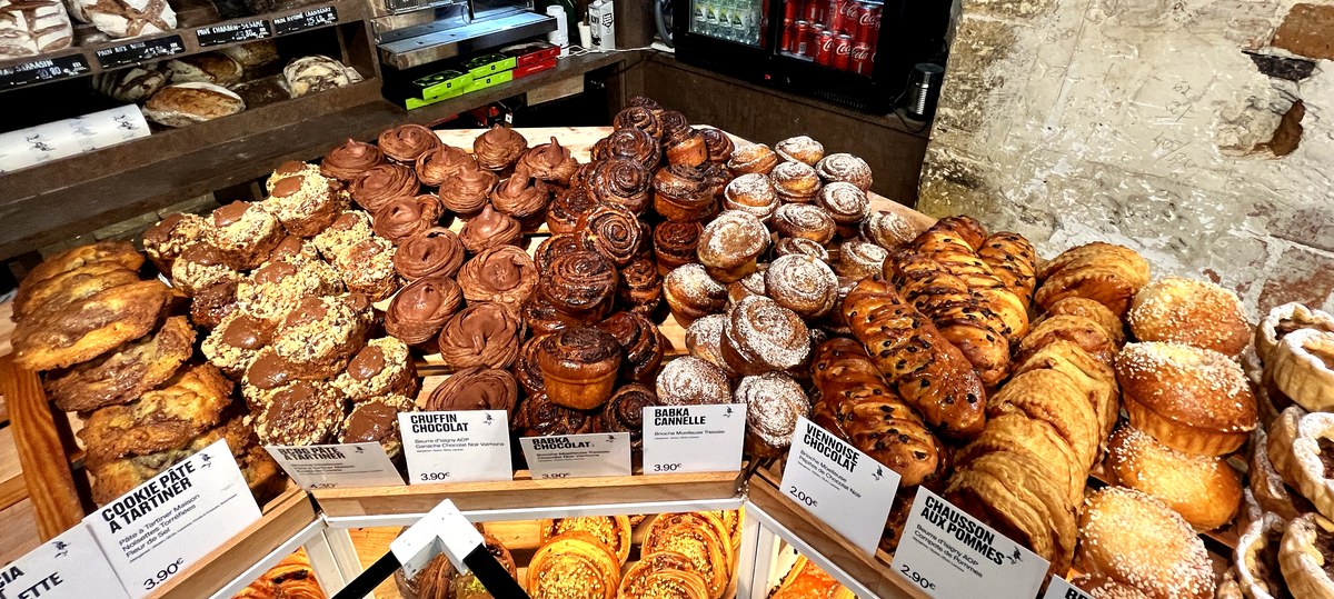 boulangerie parigina vetrina croissant pain au chocolat colazione