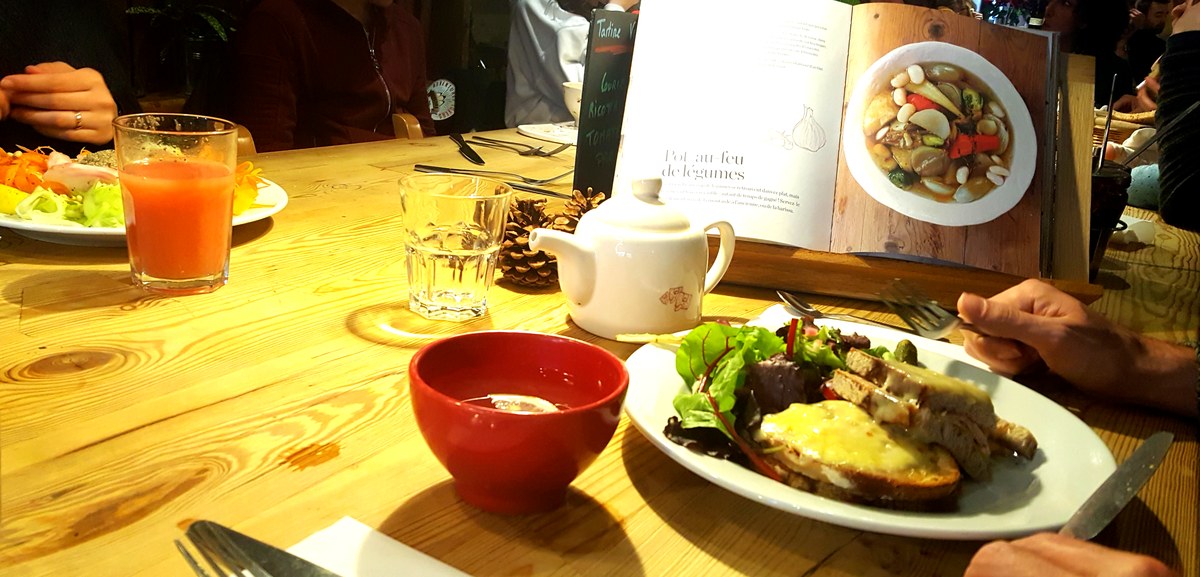 interno bistrot parigino sera atmosfera tradizionale