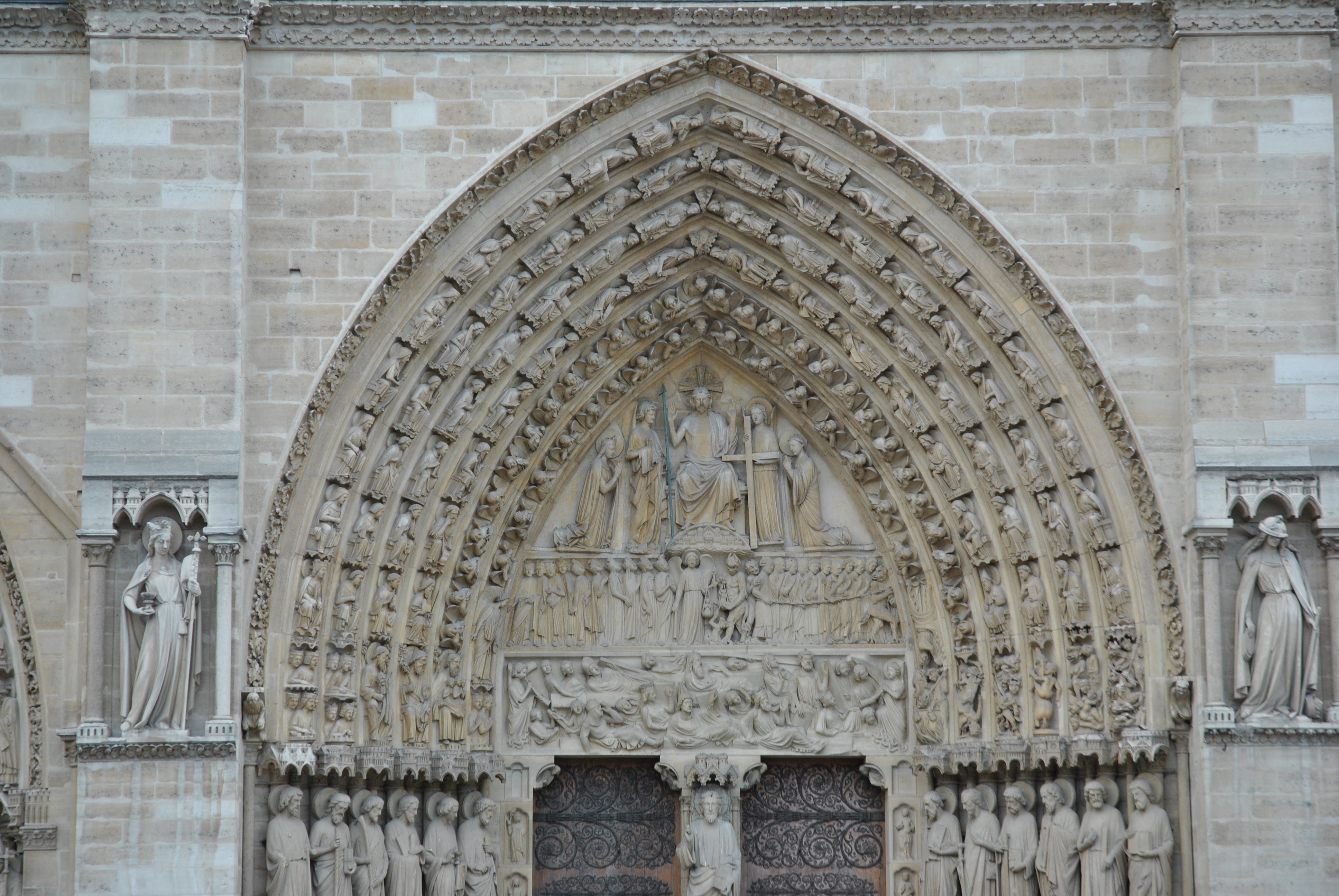 Il portale del Giudizio Universale sulla facciata di Notre-Dame, Parigi